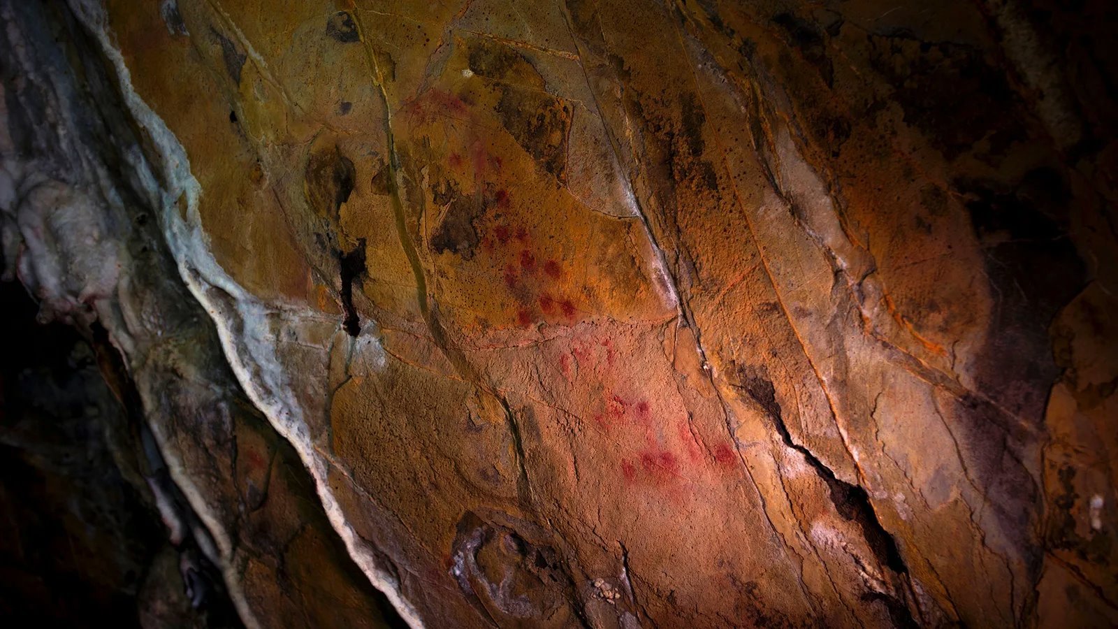 Crveni pigment nanošen i razmazivan po steni u pećini Ardales u Malagi, u Španiji, pretpostavlja se da su napravili Neandertalci/Getty Images