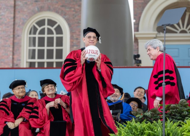 Našalio se, pa poslao moćnu poruku mladima: Tom Henks primio počasni doktorat na Harvardu