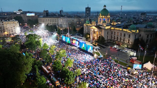 Više od 200.000 okupljenih graðana; Vuèiæ: "Beskrajno vas volim, neka živi Srbija" FOTO/VIDEO