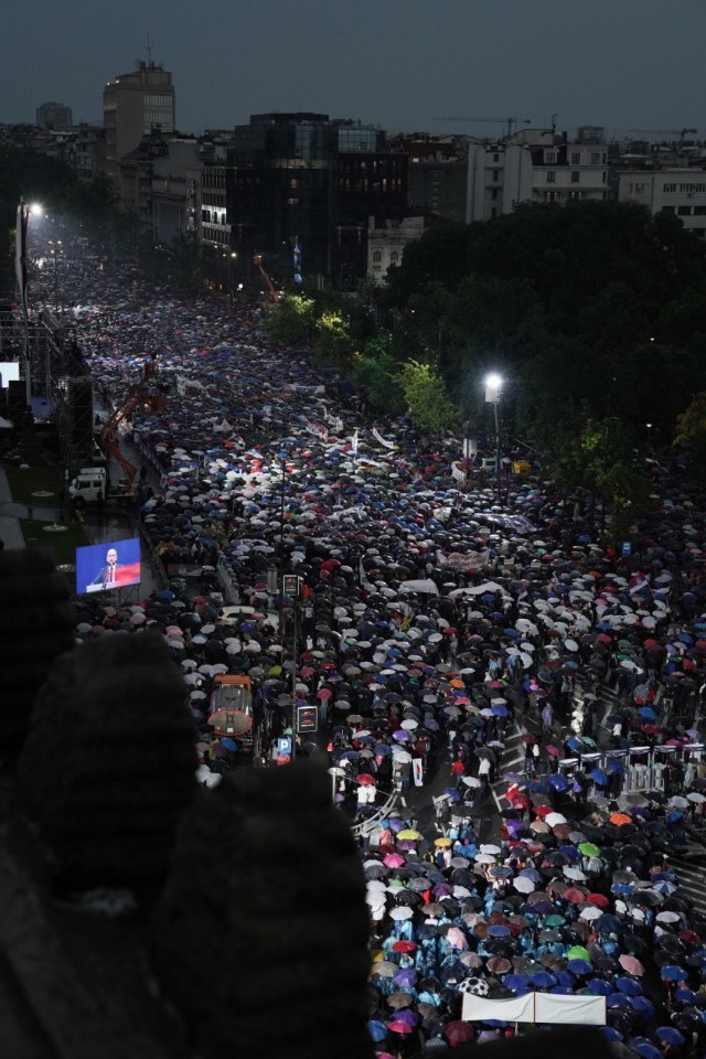 More than 200,000 citizens gathered; Vuèiæ: "I will fight for every second of peace"