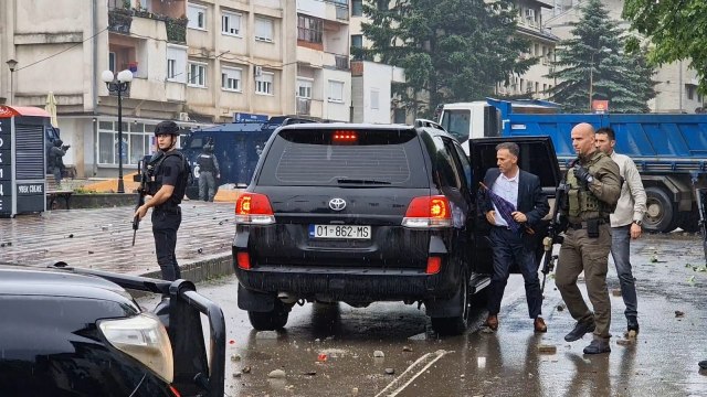 Duge cevi, šok bombe, suzavac, zavladao haos na KiM: Kosovska policija u akciji