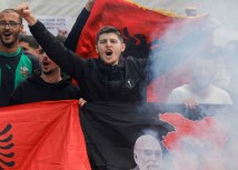 Albanski demonstranti u južnom delu Kosovske Mitrovice/REUTERS/Ognen Teofilovski