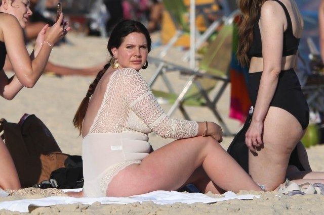 Lana Del Rej uslikana na plaži: Ne mari za paparace, uživa sa društvom  FOTO