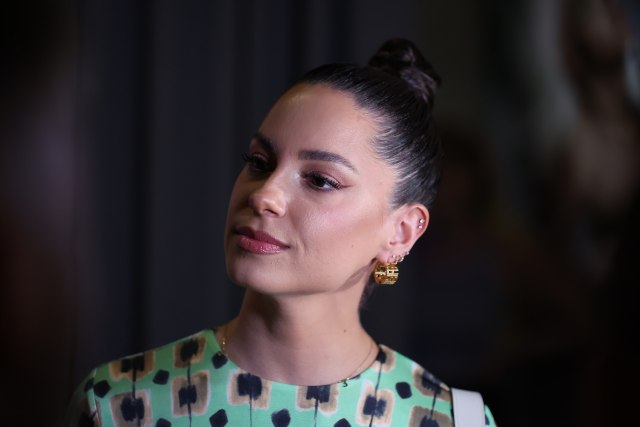 SKINULA SE Sara Jo! Pevačica UŽIVA NA JAHTI i šalje poljupce... (VIDEO)