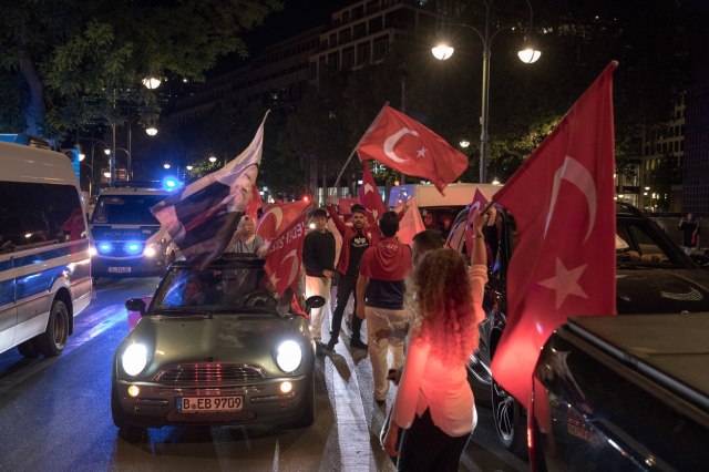Turci u Nemačkoj slavili Erdoganovu pobedu VIDEO
