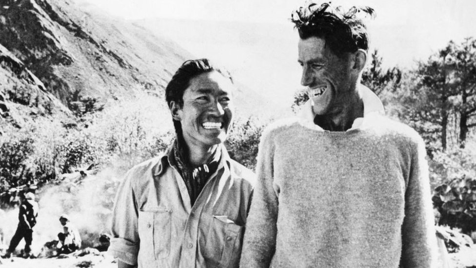 Tenzing Norgej (tada 39-godišnjak) i Edmund Hilari (tada 33-godišnjak) fotografisani ubrzo posle osvajanja Mont Everesta/Getty Images