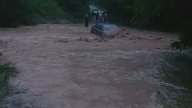 Haos u Lučanima: Čovek u automobilu zaglavljen u vodenoj stihiji, kuće odsečene od sveta FOTO/VIDEO