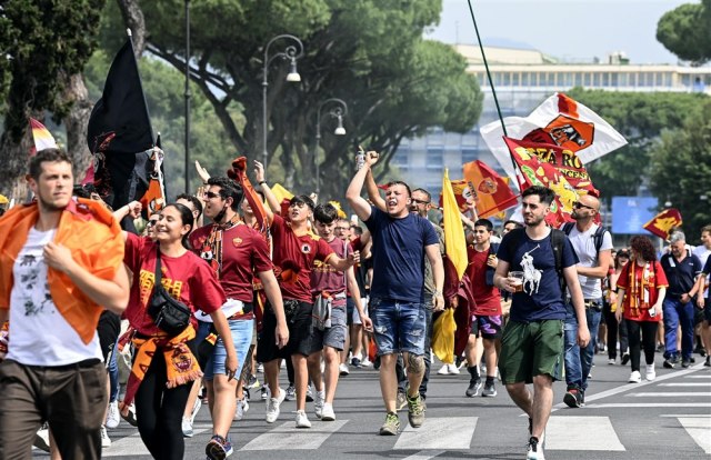 Navijači Rome krenuli na stadion VIDEO