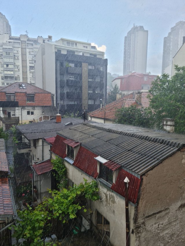 Stiglo nevreme, kiša u Beogradu, u Vrèinu jak grad, ulice Zvezdare potopljene FOTO/VIDEO
