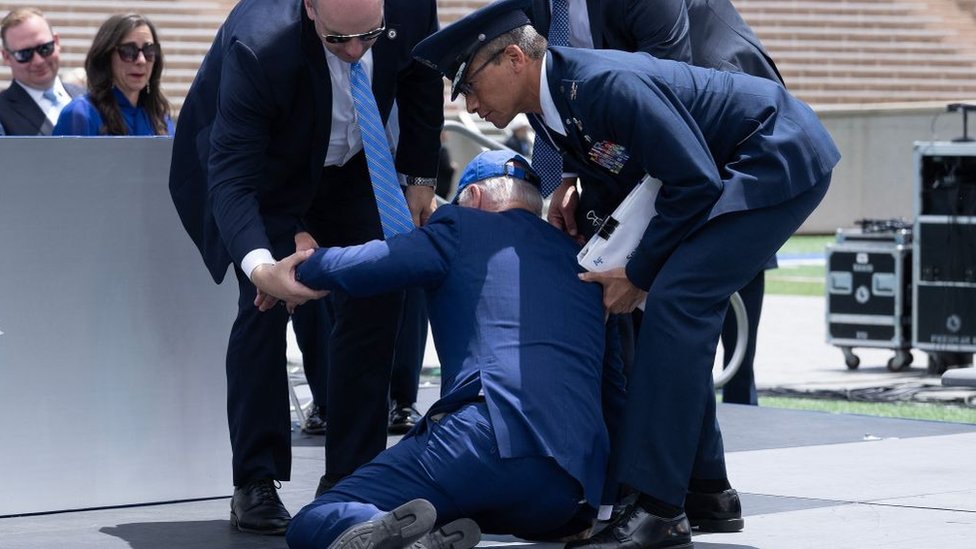 Amerièki predsednik Džozef Bajden pao na bini u Koloradu, Bela kuæa kaže da se "sapleo o vreæu sa peskom"