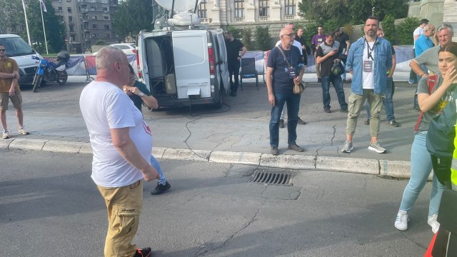 Mediji: Ovako opozicija promoviše i plaæa kampanju protiv Vuèiæa FOTO