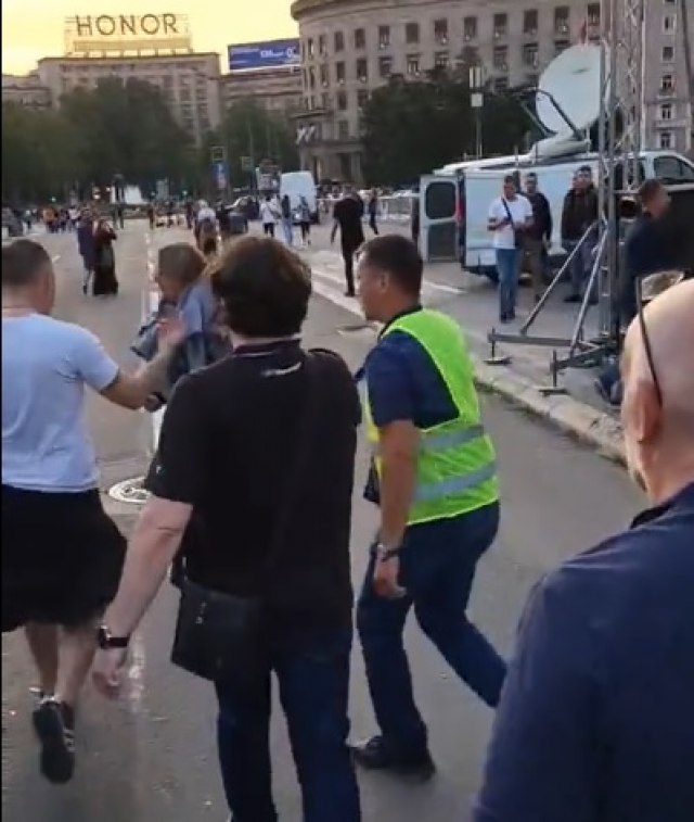 Brutalno nasilje na protestu u Beogradu: Desničari tukli muškarca kaišem VIDEO