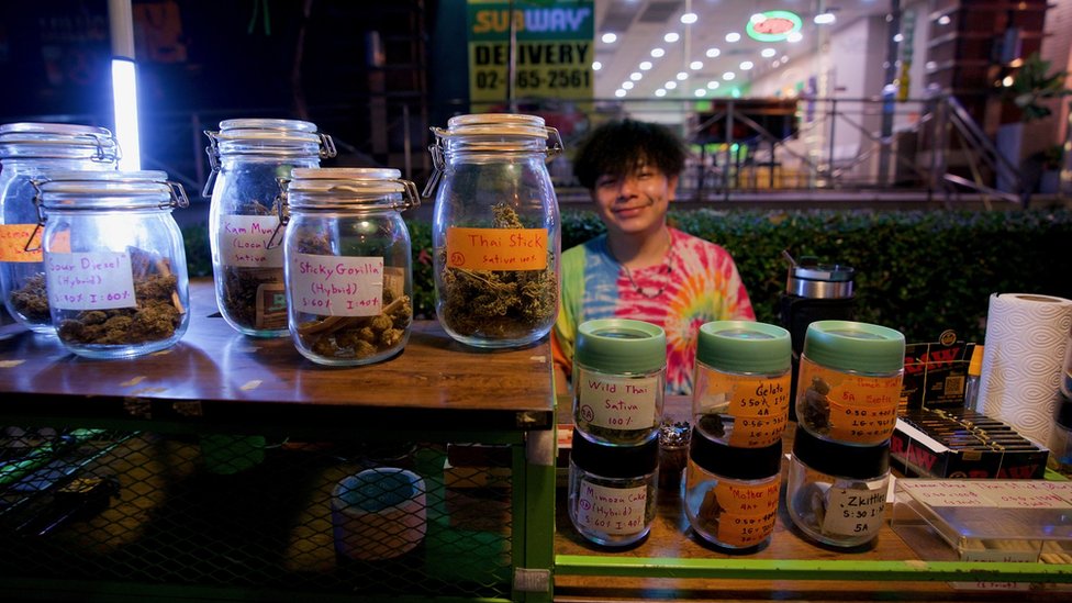 Trava se prodaje na ulici u raznim oblicima, a tu je popularni tajlandski štap/Lulu Luo/BBC