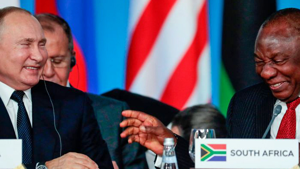Južnoafrièki predsednik (desno) odbio je da osudi invaziju ruskog lidera na Ukrajinu/AFP