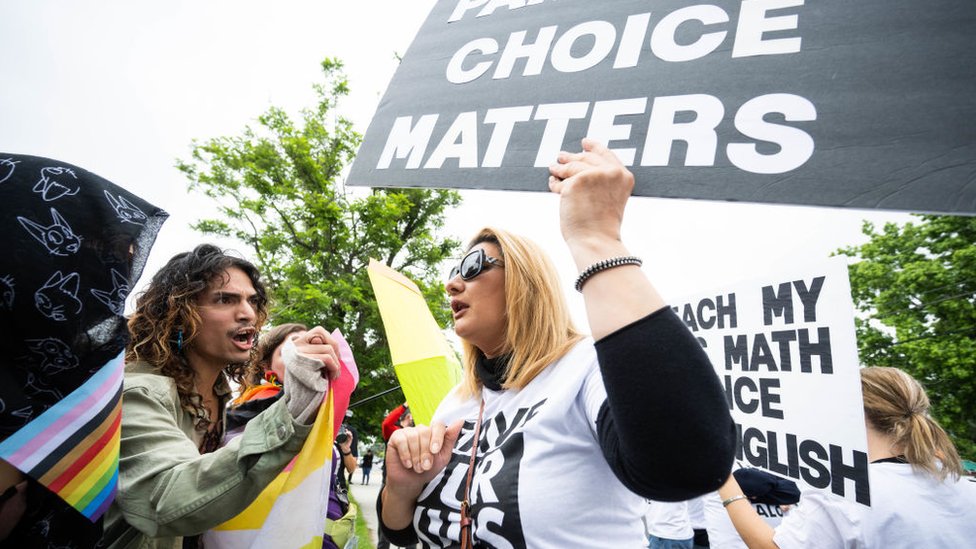 Amerika, obrazovanje i LGBT: Tuča roditelja na protestu zbog Prajda u osnovnoj školi