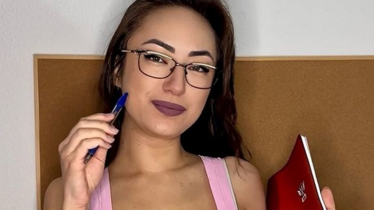 Profesorka sa OnliFansa mami uzdahe svojim đacima: Neki čak i flertuju sa  njom VIDEO - Vesti - Život - B92.net