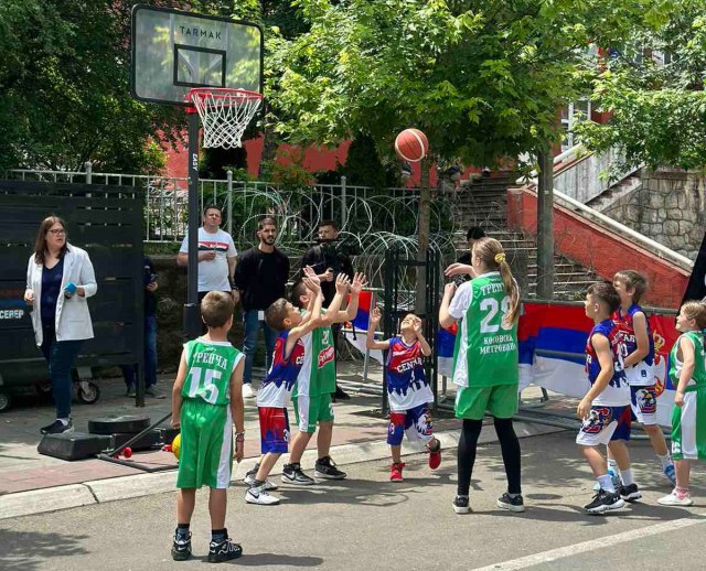 Deca sa severa KiM igrala basket ispred kordona Kfora VIDEO