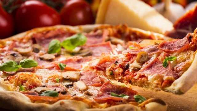 È stata realizzata la prima pizza con gli insetti: potete acquistarla nelle FOTO turistiche della città preferita dalla Serbia