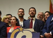 Dritan Abazoviæ (levo), Milojko Spajiæ (u sredini iza Jakova Milatoviæa) i Andrija Mandiæ (desno) proslavljaju pobedu na predsednièkim izborima/BORIS PEJOVIC/EPA-EFE/REX/Shutterstock