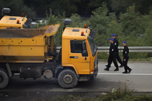 Vozaèi srpskih kamiona blokirali puteve: Blokade na Jarinju i u Rudarama