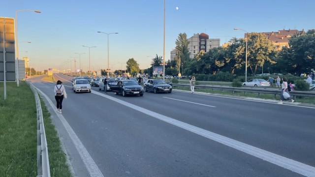 Završena blokada opozicije: Zauzeli auto-put satima, nekolicina maltretirala graðane FOTO/VIDEO