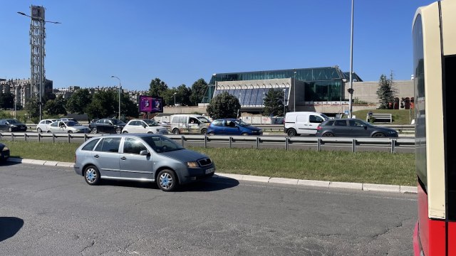 Ne mari za zakon i bezbednost: Zelenoviæ vozi auto-putem bez vezivanja sigurnosnog pojasa VIDEO