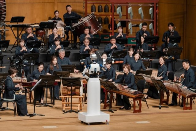 Da li su ljudi zamenjivi? Robot dirigovao orkestrom u Seulu FOTO