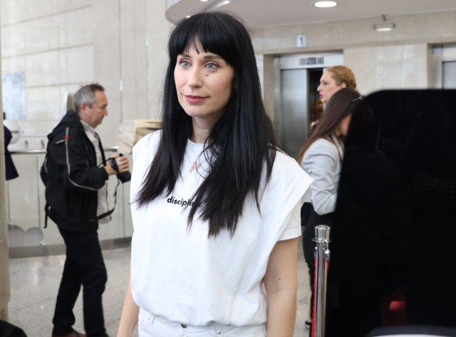 NIŠTA JOJ NIJE TEŠKO! Konstrakta pokazala KAKO KOSI TRAVU i to u ovoj obući (FOTO)