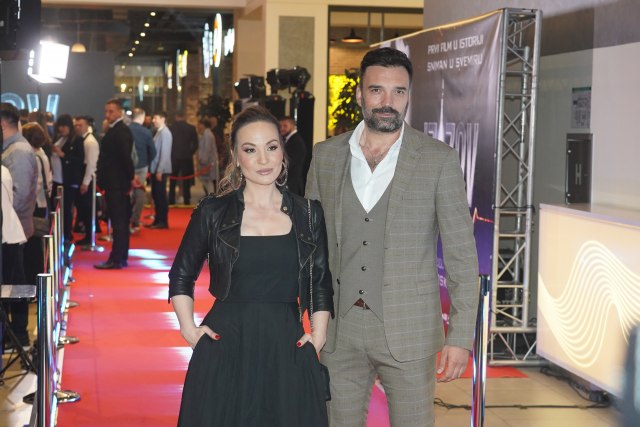 NIKO NE MOŽE DA VERUJE GDE LETUJU: Jelena Tomašević i Ivan Bosiljčić MORE SKROZ ZANEMARILI, pevačica objavila nestvarne kadrove sa DALEKE DESTINACIJE