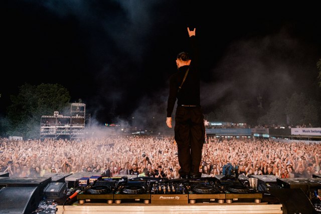 Skrillex otvorio nastup na Exitu pesmom "Zvižduk u 8", iznenadio desetine hiljada fanova