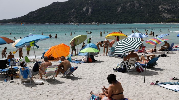 «Αυτές οι ξαπλώστρες δεν προορίζονται για Σέρβους τουρίστες»: μια γυναίκα ένιωσε άβολα στην παραλία στην Ελλάδα