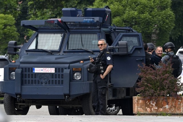 Kosovo police are waiting for an order to withdraw from the north