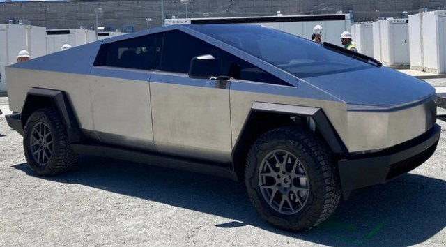 Prvi Tesla Cybertruck FOTO