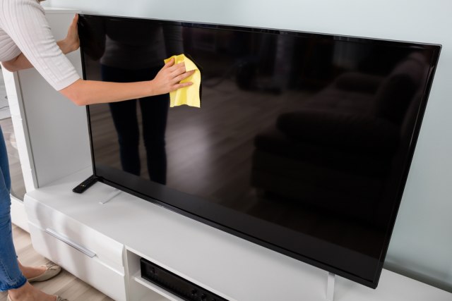 Ove GREŠKE mnogi prave PRILIKOM ČIŠČENJA TV ekrana i monitora: Stručnjak savetuje kako da ih izbegnete!