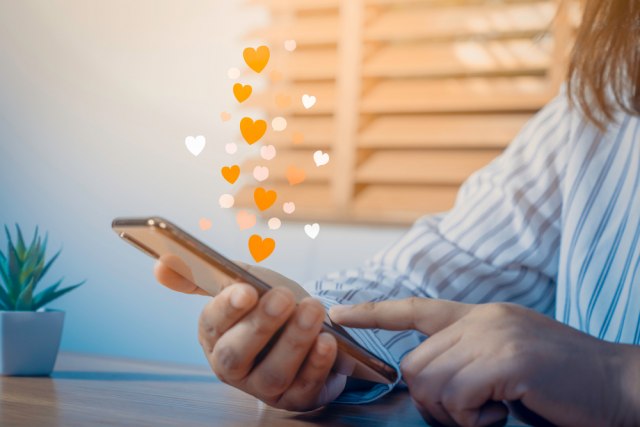 Kako izgleda ZALJUBLJIVANJE PREKO DRUŠTVENIH MREŽA? Evo šta nikako NE BI TREBALO DA RADITE!