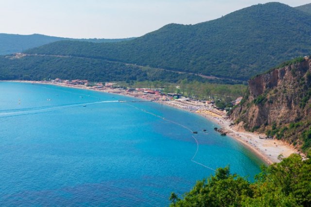 Prešli sve granice: Na crnogorskoj plaži naplaćuju čak i vodu za kupanje
