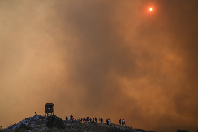 Besne požari u Grčkoj; Dramatični snimci, naređena evakuacija FOTO/VIDEO