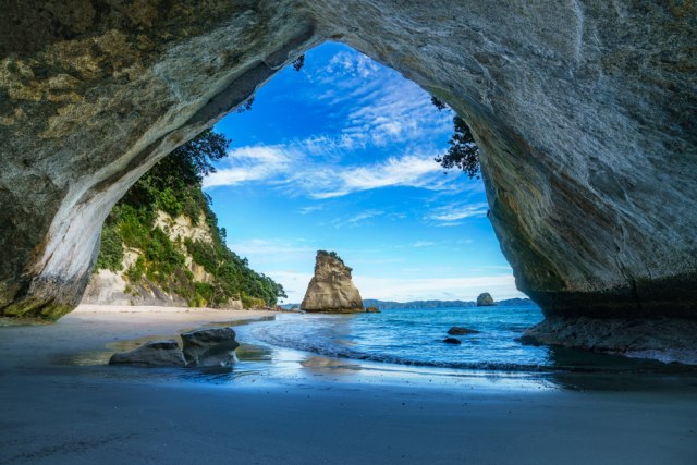 Čudo prirode oduševljava turiste: Prelepa plaža sa pećinom koju ne možete videti tokom plime