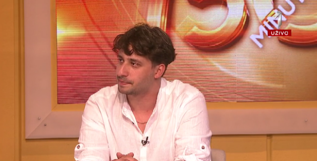 Nikola Đorđević je mladi umetnik koji po gradu OSTAVLJA MOTIVACIONE PORUKE: Kako građani reaguju na njegove romantične reči?