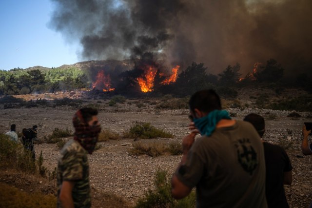 Srušio se avion tokom gašenja požara u Grčkoj, poginula dva pilota VIDEO