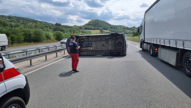 Vozač izgubio kontrolu i sleteo sa auto-puta: Usporen saobraćaj ka Beogradu FOTO