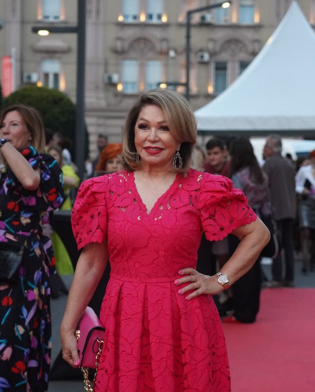 Neda Ukraden zablistala u kupaćem kostimu, „Blago onom ko doživi takve godine i tako izgleda!“ (FOTO)