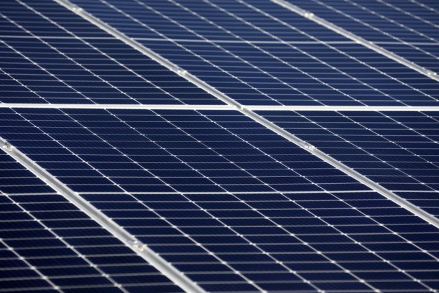 Crna Gora dobila prvu solarnu elektranu na čvrstom tlu