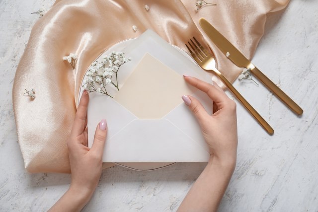 Dobila je POZIVNICU ZA SVADBU i ostala ŠOKIRANA kada je videla šta PIŠE NA DNU: 