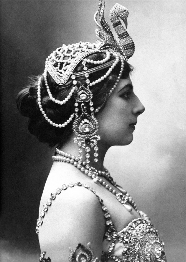 Ona je bila NAJPOZNATIJA ŠPIJUNKA kojoj muškarci nisu mogli da odole: EROTIKA je sinonim za Mata Hari - a njen život je TRAGIČNO