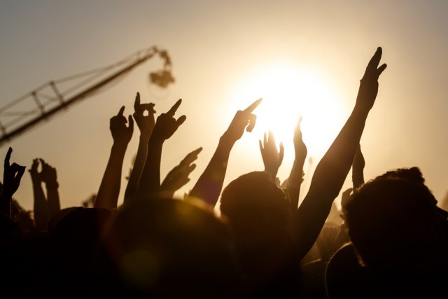 Uznemirujuæi snimci iz Ulcinja: Albanci užasno vreðaju Srbe i skandiraju teroristima VIDEO