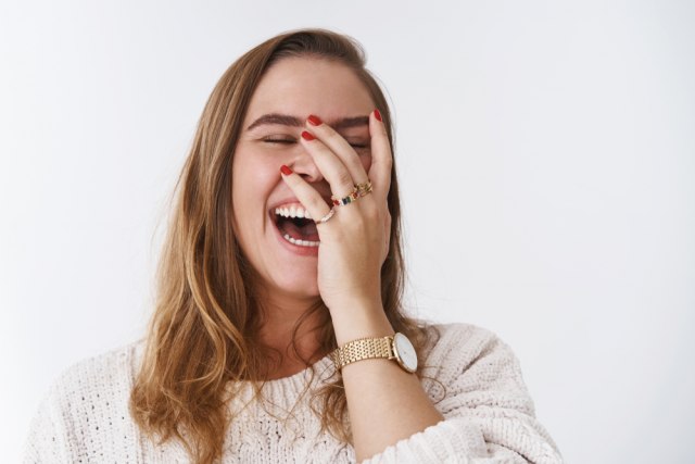 Neki vole „inteligentne“ viceve, a neki da vide drugog kako se sapliće: Kako da nasmejete svaki horoskopski znak?