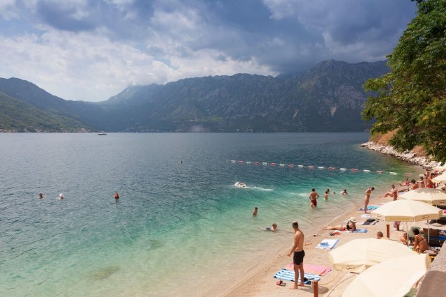 Braèni par doživeo neprijatnost u Sutomoru: Zakupac plaže im psovao srpsku majku, ženu pljunuo