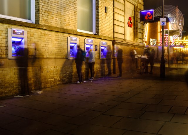 Bankomati "poludeli": Hiljade iskoristile priliku, policija ih rasterivala