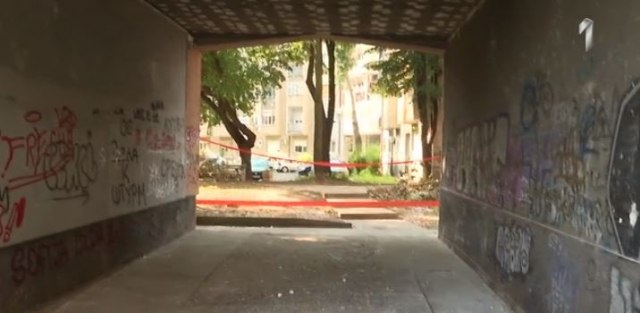 Obrušio se plafon između zgrada u Zemunu - povređeno 10-godišnje dete! Ko je za to odgovoran? (VIDEO)